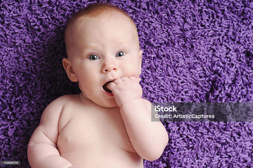 Heureux bébé Sucer sur les doigts, avec espace pour copie - Photo de Bébé libre de droits