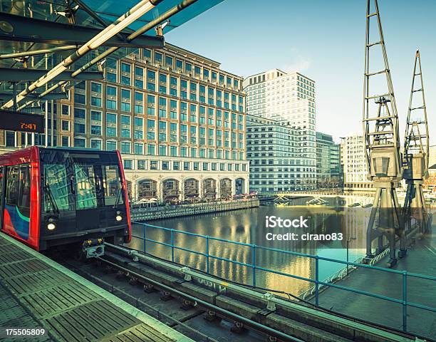 Photo libre de droit de Train De La Station De Métro De Canary Wharf À Londres banque d'images et plus d'images libres de droit de Affaires