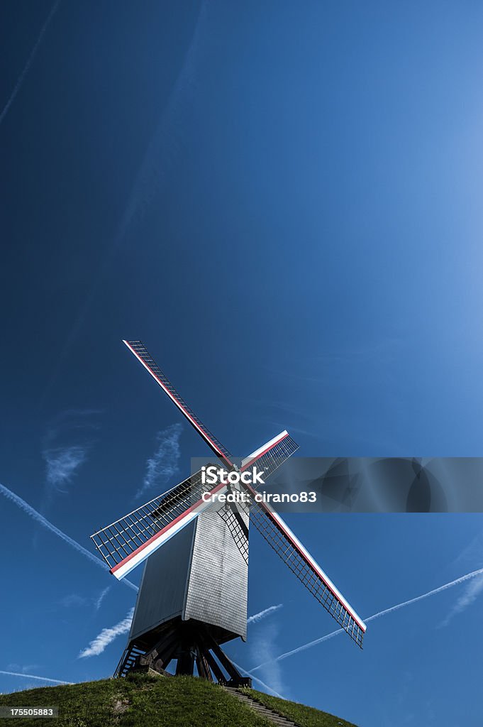 Molino de viento en Brujas, Bélgica - Foto de stock de Aerogenerador libre de derechos