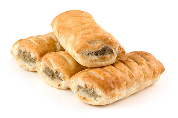 salsiccia rotoli di spuntini dolci con carne su sfondo bianco - sausage roll foto e immagini stock