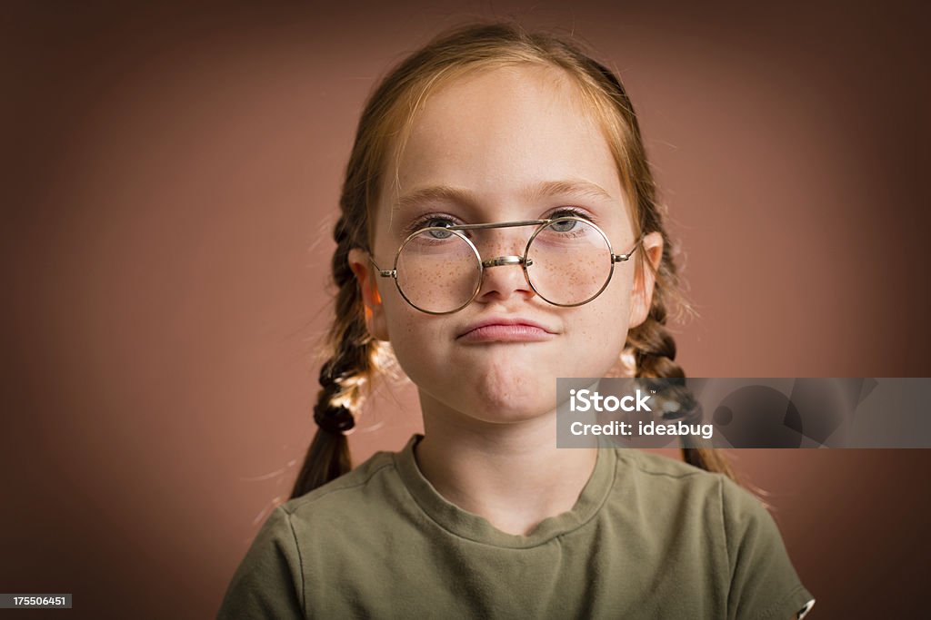 Kleines Mädchen macht Gesicht, während die Vintage naiv Gläser - Lizenzfrei 6-7 Jahre Stock-Foto