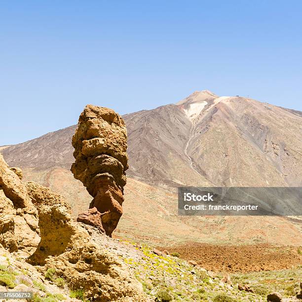 Los Roque Sobre El Pico De Teidetenerife - Fotografias de stock e mais imagens de Los Roques - Formação Rochosa - Los Roques - Formação Rochosa, Ajardinado, Ao Ar Livre