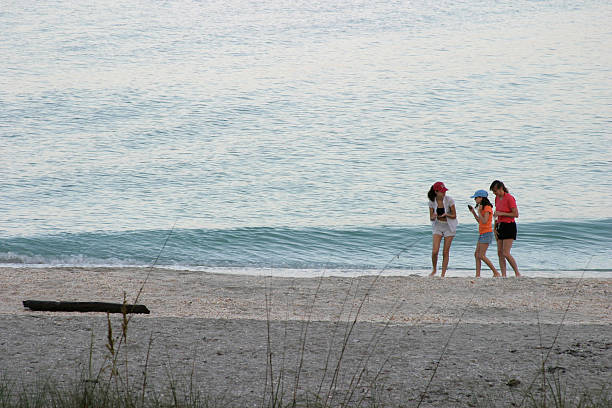 mãe e filhas na praia - girl talk - fotografias e filmes do acervo