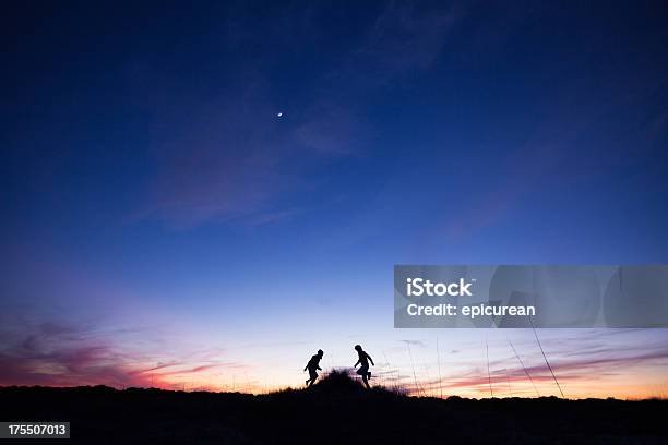 Dos Hombres Sofrecen Motos Acuáticas Y Disfrutar De Una Ejecución De Capacitación Al Atardecer Foto de stock y más banco de imágenes de Escena rural