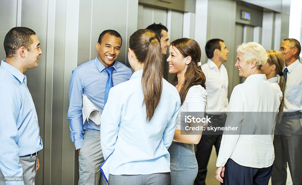Uomini d'affari in attesa di un ascensore. - Foto stock royalty-free di Ascensore