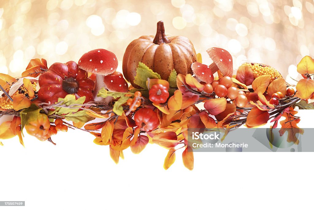秋の装飾とホワイトのコピースペース - かえでの葉のロイヤリティフリーストックフォト