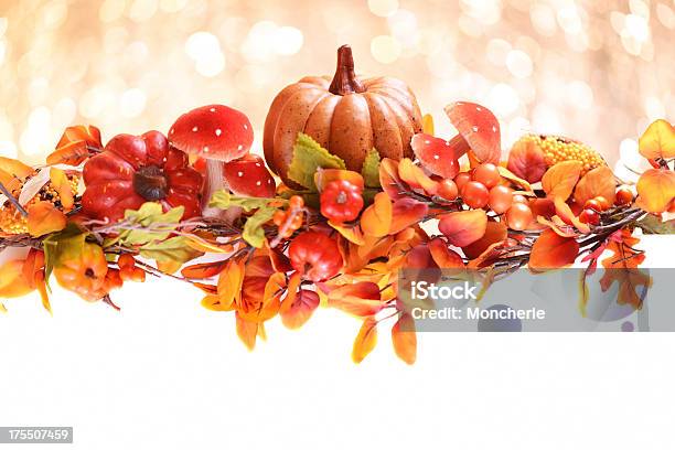 秋の装飾とホワイトのコピースペース - かえでの葉のストックフォトや画像を多数ご用意 - かえでの葉, でこぼこ, アウトフォーカス