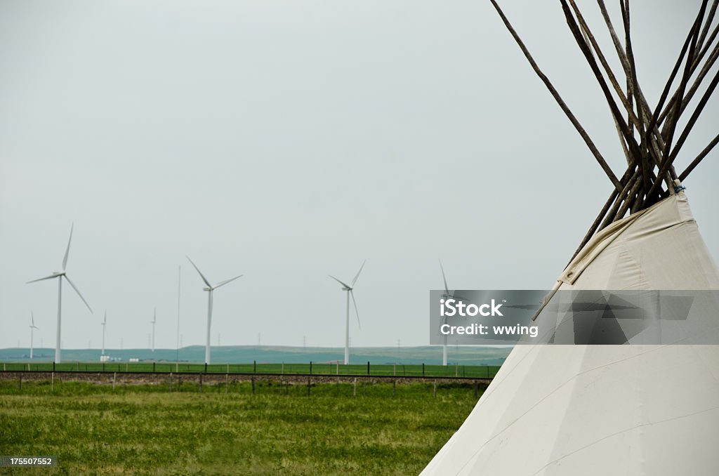 Tipi et Éoliennes - Photo de Culture des Indiens d'Amérique du Nord libre de droits