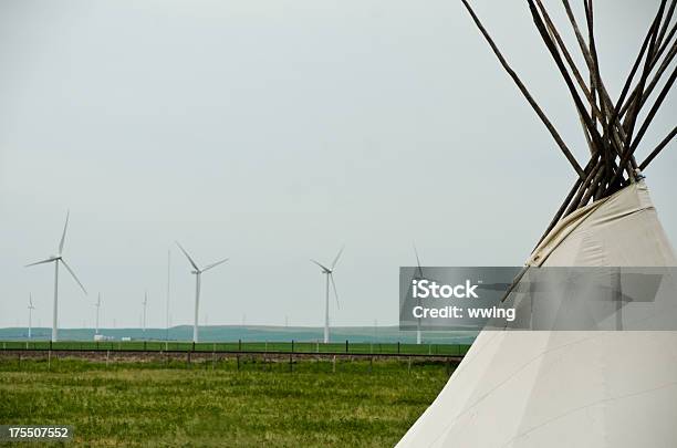 Photo libre de droit de Tipi Et Éoliennes banque d'images et plus d'images libres de droit de Culture des Indiens d'Amérique du Nord - Culture des Indiens d'Amérique du Nord, Plaine - Caractéristiques de la terre, Éolienne