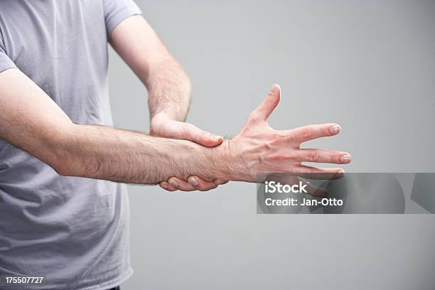 Schmerzen In Dem Rechten Handgelenk Stockfoto und mehr Bilder von Schmerz - Schmerz, Männer, Gelenk