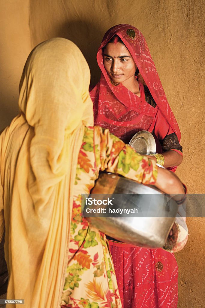 India mujer en vestido tradicional hablar con los demás - Foto de stock de Desierto de Thar libre de derechos