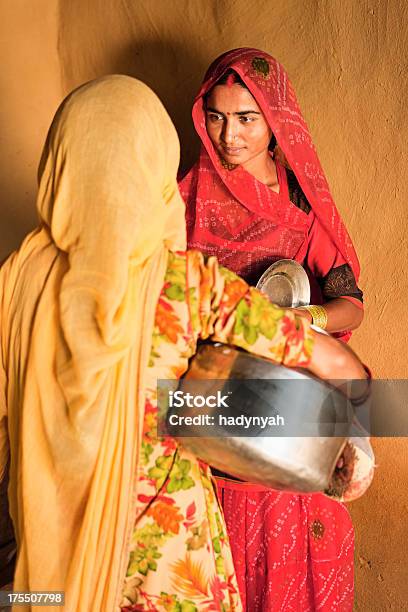 Donna Indiana In Abiti Tradizionali Parlando Con Gli Altri - Fotografie stock e altre immagini di Thar