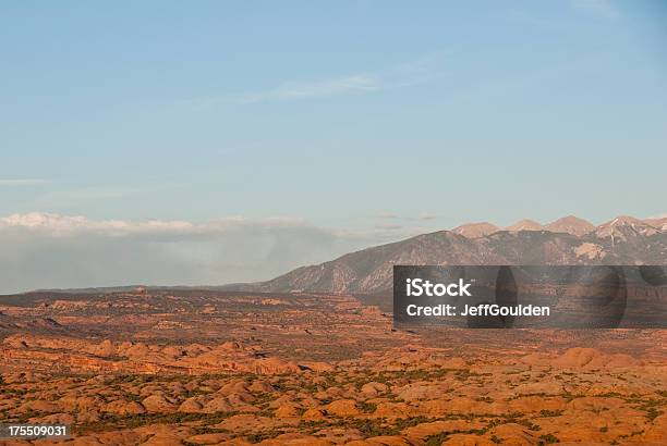 Dunas Petrificada E Montanhas La Sal Ao Pôr Do Sol - Fotografias de stock e mais imagens de América do Norte - América do Norte, Anoitecer, Ao Ar Livre