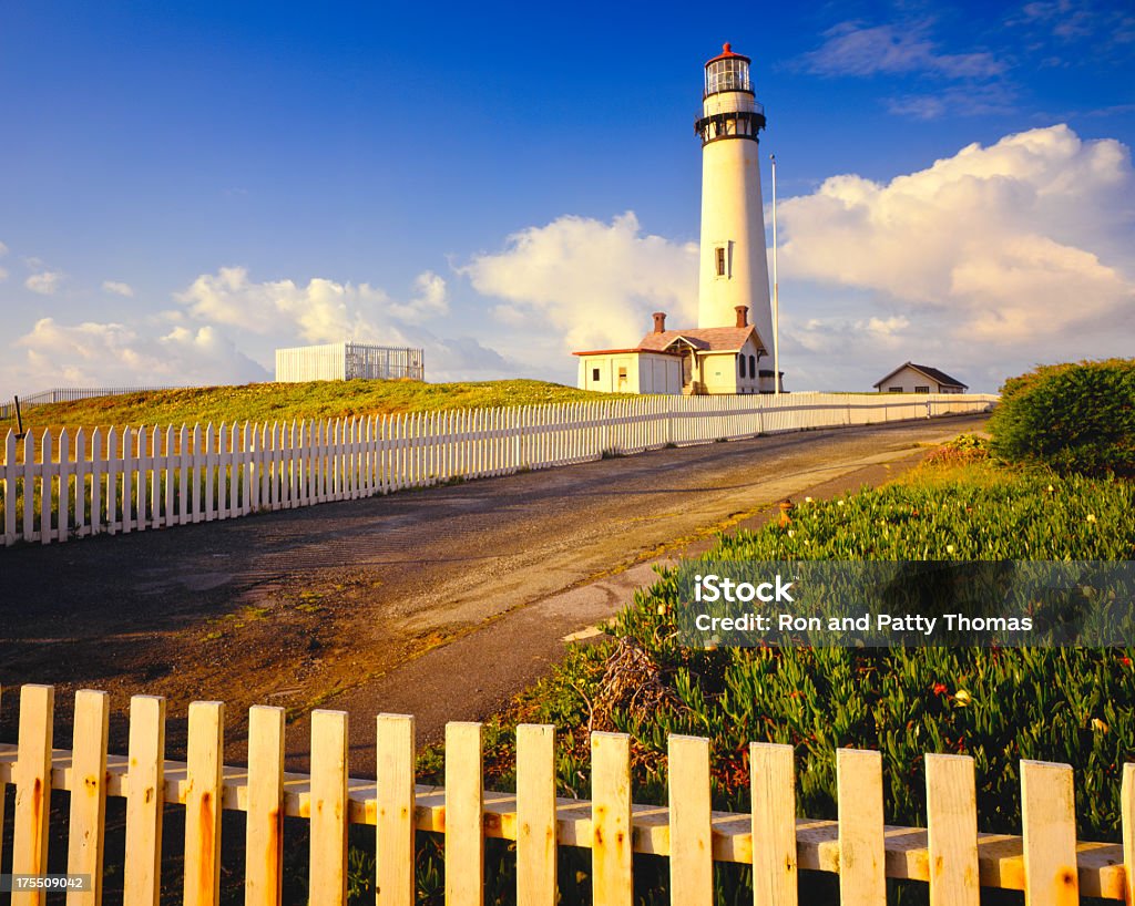 Faro di punto di piccione sulla costa della California - Foto stock royalty-free di Ambientazione esterna