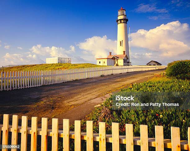 Faro Di Punto Di Piccione Sulla Costa Della California - Fotografie stock e altre immagini di Ambientazione esterna