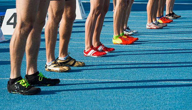 atleti pronti per iniziare a 100 m - rivalry starting block track and field athlete track and field foto e immagini stock