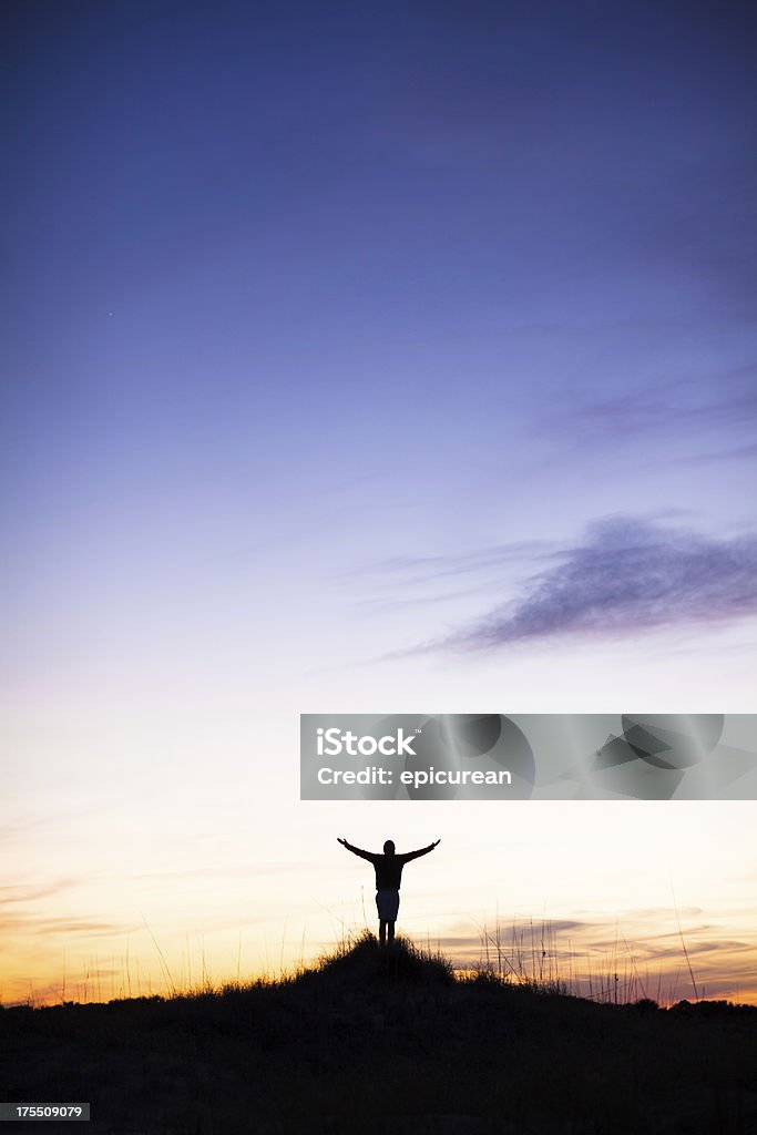 Silhouette der Mann, stehend mit Arme heben bei Sonnenuntergang - Lizenzfrei 20-24 Jahre Stock-Foto