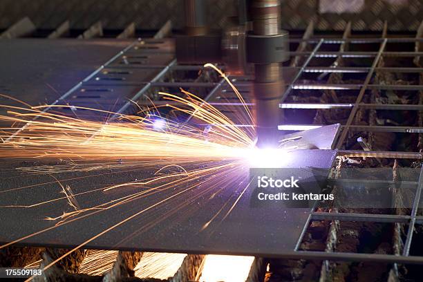 Industrie Stockfoto und mehr Bilder von CNC-Maschine - CNC-Maschine, Maschinenteil - Ausrüstung und Geräte, Schneiden