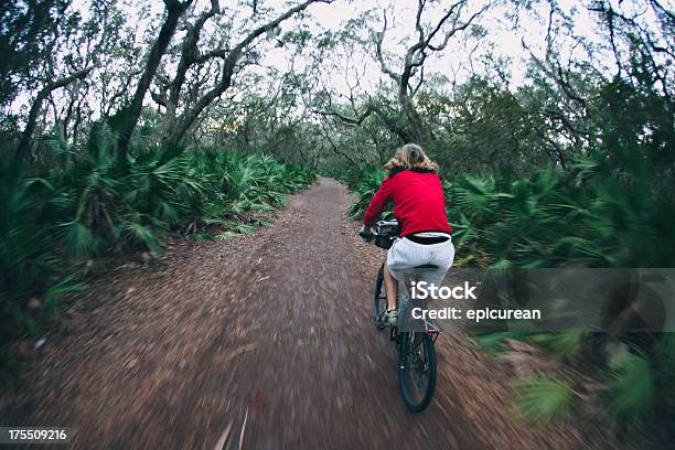 アスレチック雄サイクリングで森の散歩道の夕暮れ - カンバーランド島のストックフォトや画像を多数ご用意 - カンバーランド島, ジョージア州, 1人