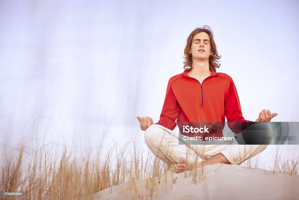 Jeune homme sain méditation sur la plage - Photo de 2000-2009 libre de droits