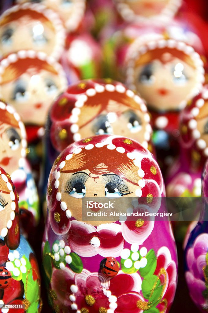 Babushka Matryoshka muñecas rusas con espacio para la computadora o - Foto de stock de Babushka libre de derechos