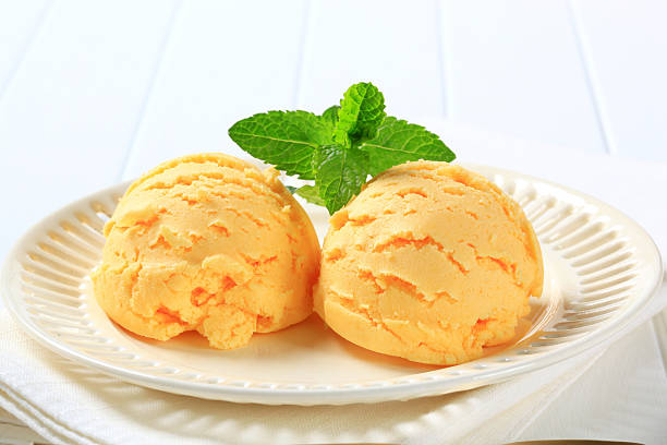 istock Scoops of ice cream 175509369