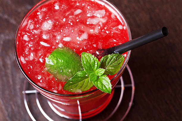 "mai tai-cocktails" - crushed ice spearmint focus on foreground alcohol stock-fotos und bilder