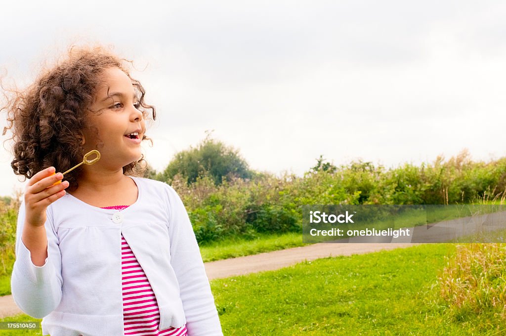 Glückliches Kind (5-6) spielt mit Blasen Wand - Lizenzfrei Lächeln Stock-Foto