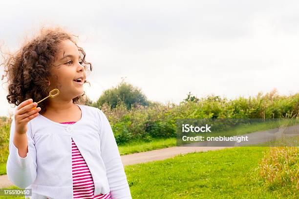 Glückliches Kind Spielt Mit Blasen Wand Stockfoto und mehr Bilder von Lächeln - Lächeln, Seifenblasenring, 4-5 Jahre