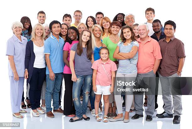 Gruppo Di Persone In Piedi Insieme - Fotografie stock e altre immagini di Bambino - Bambino, Bianco, Caucasico