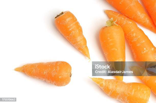 Детские Морковь Разбросанные — стоковые фотографии и другие картинки Морковь - Морковь, Маленький, Мини-морковь