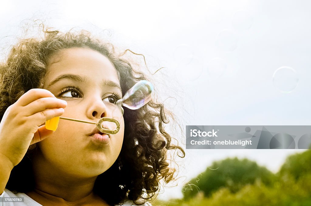 Happy Child (5-6) jugando con burbujas simulación - Foto de stock de Soplador de burbujas de jabón libre de derechos