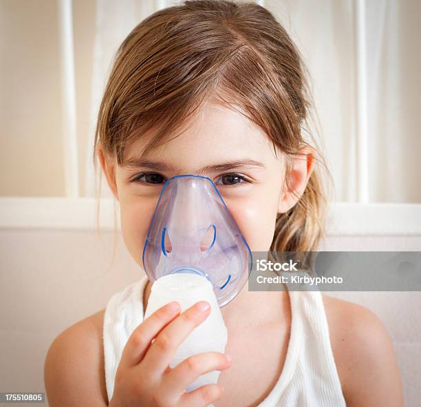 Mit Der Inhalation Maske Stockfoto und mehr Bilder von Asthmatisch - Asthmatisch, Kind, Mädchen