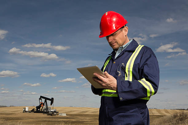 pracownik przemysłu naftowego - oil industry digital tablet manual worker mining zdjęcia i obrazy z banku zdjęć