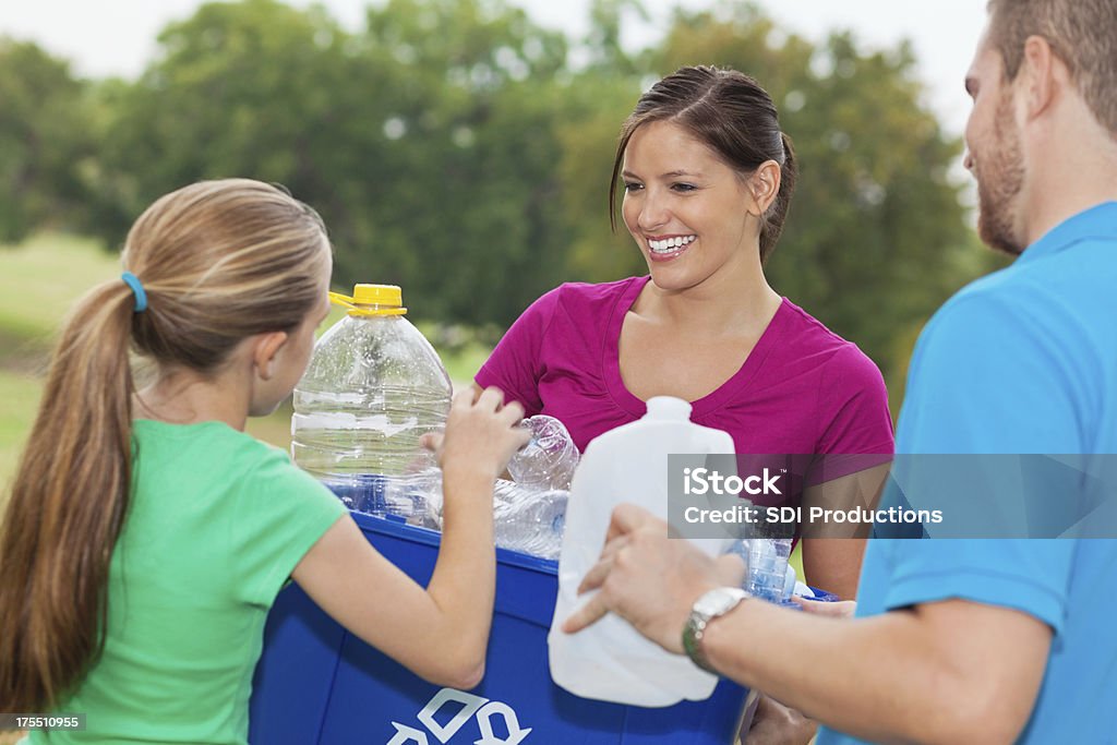 Família trabalhando juntos para coletar reciclar materiais - Foto de stock de Adulto royalty-free