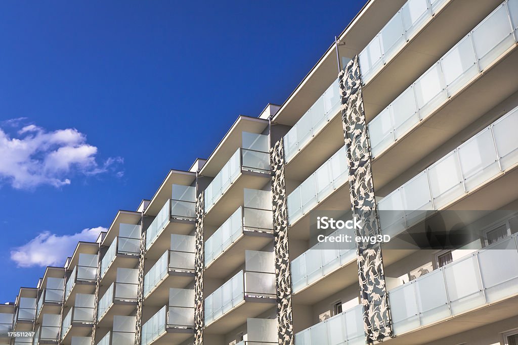 Balcone di un appartamento moderno edificio - Foto stock royalty-free di A forma di blocco