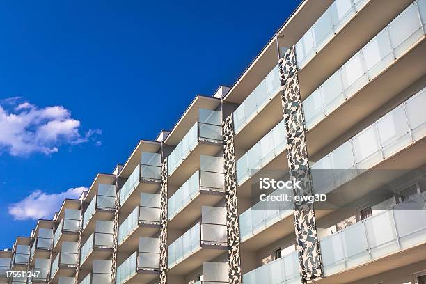 Balcone Di Un Appartamento Moderno Edificio - Fotografie stock e altre immagini di A forma di blocco - A forma di blocco, Ambientazione esterna, Appartamento