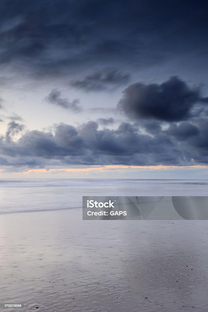 Cielo melancólico y su reflejo en el agua - Foto de stock de Agua libre de derechos