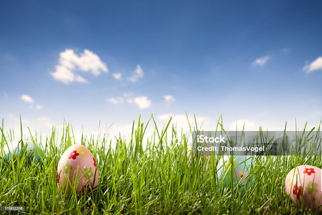 Oeufs de Pâques dans l'herbe-ciel de nuages pour les vacances de printemps - Photo de Ciel libre de droits