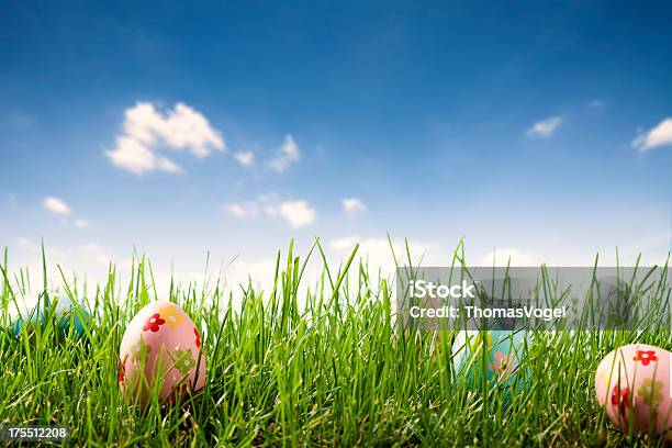 Foto de Ovos De Páscoa Na Gramacéu Nuvens De Férias De Primavera Nos Eua e mais fotos de stock de Céu - Fenômeno natural