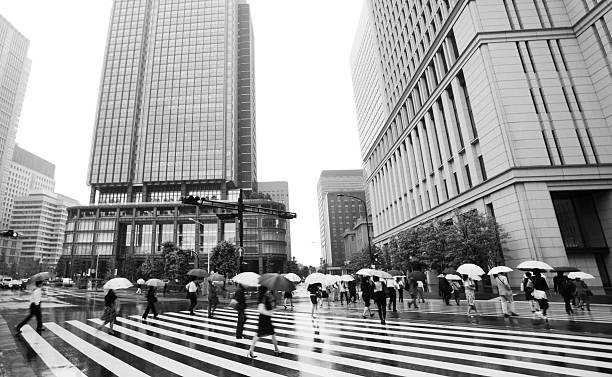 trabalhadores de chuva - umbrella parasol rain rush hour imagens e fotografias de stock