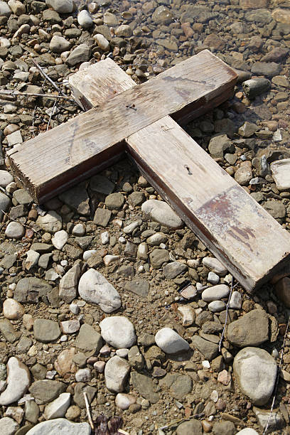 교차 알을 on the rocks - old cross shape stone weathered 뉴스 사진 이미지