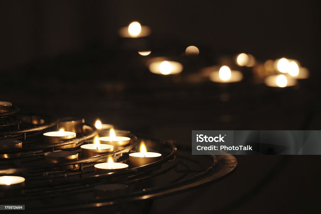 Свечи — крупнейшие - Стоковые фото Бдение в память роялти-фри