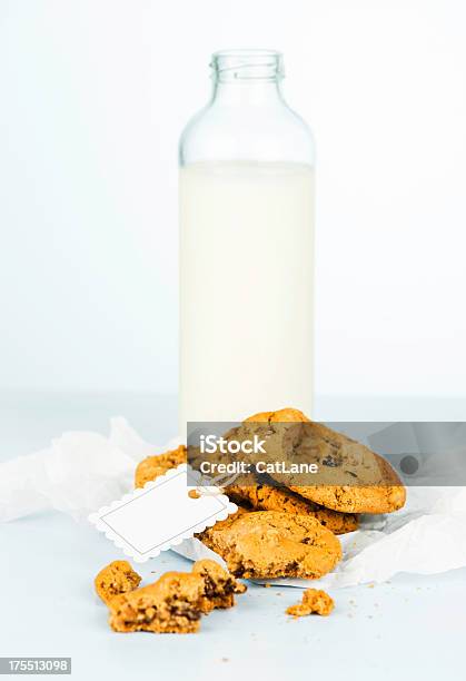 Biscotti E Latte Fresco - Fotografie stock e altre immagini di Bevanda fredda - Bevanda fredda, Bibita, Biscotto con gocce di cioccolato