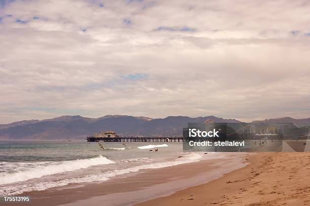 Playa Y Muelle De Santa Monica Foto de stock y más banco de imágenes de Muelle de Santa Mónica - Muelle de Santa Mónica, Agua, Aire libre