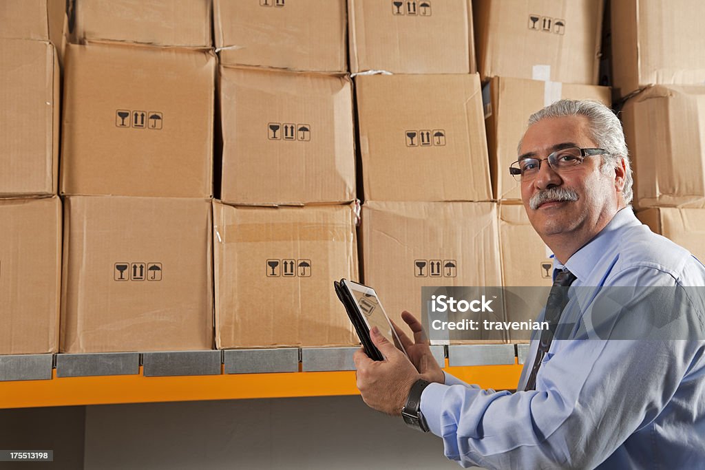 Hombre de carga comprobación en tableta digital - Foto de stock de Adulto libre de derechos