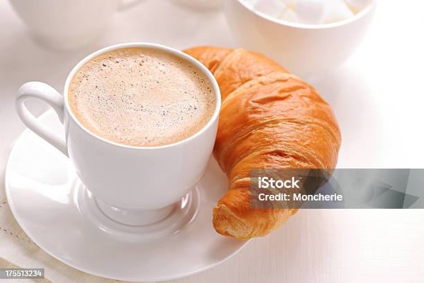 Croissant Und Kaffee Stockfoto und mehr Bilder von Kaffee - Getränk - Kaffee - Getränk, Croissant, Café