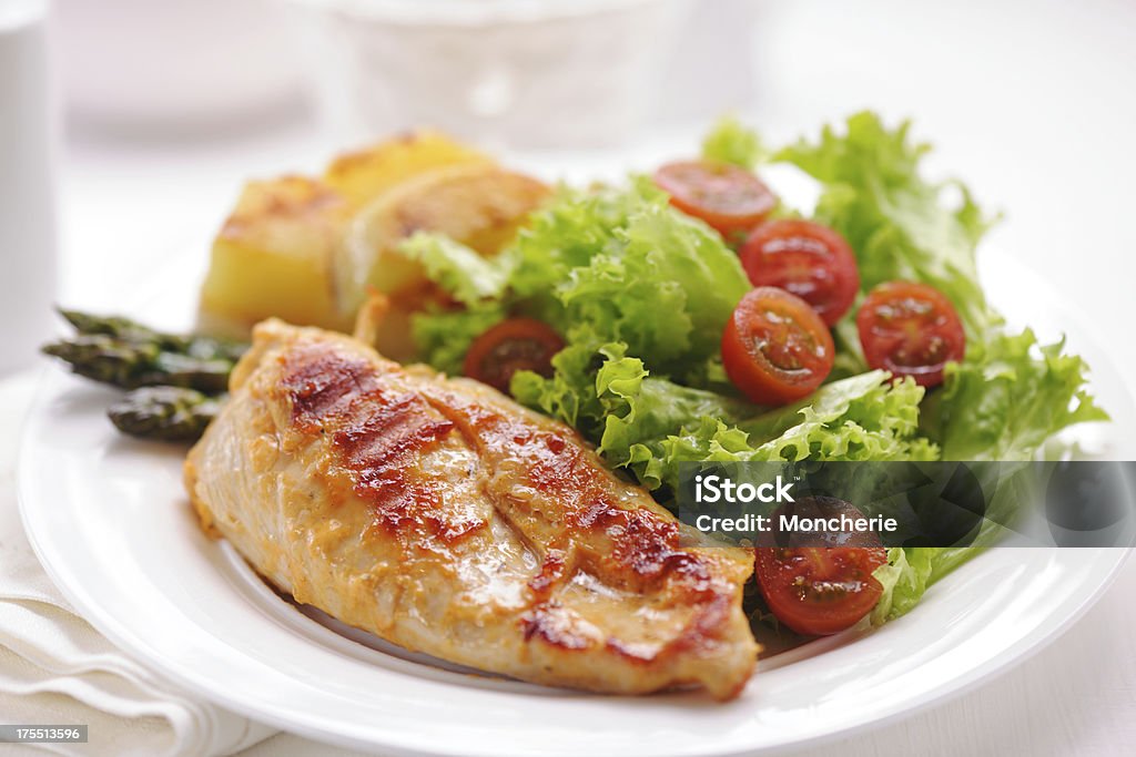 그릴드 치킨 스테이크, 감자, 아스파라거스 및 샐러드 - 로열티 프리 0명 스톡 사진