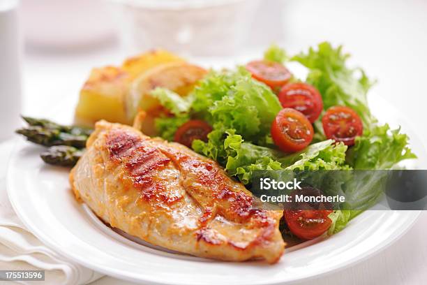 그릴드 치킨 스테이크 감자 아스파라거스 및 샐러드 0명에 대한 스톡 사진 및 기타 이미지 - 0명, 감자 요리, 건강한 식생활