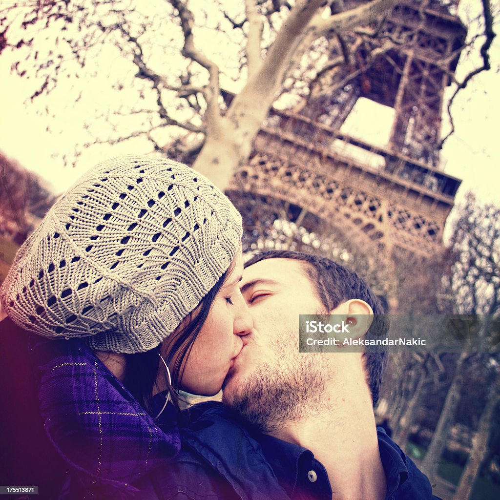 couple amoureux à Paris - Photo de Paris - France libre de droits